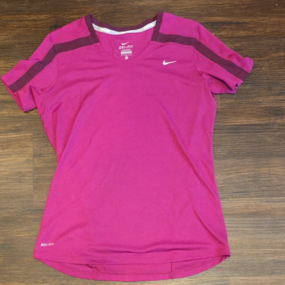 Nike Women's Magenta Short Sleeve Tee Size Medium